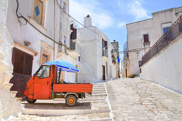 vicolo.  ceglie messapica. puglia.  italia. - messapica foto e immagini stock