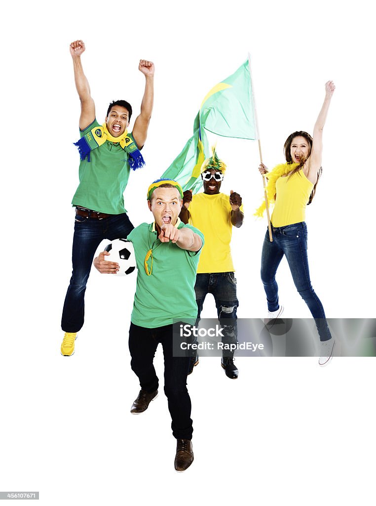 exuberant excitación, los fanáticos del fútbol brasileño jump por placer. - Foto de stock de Aficionado libre de derechos