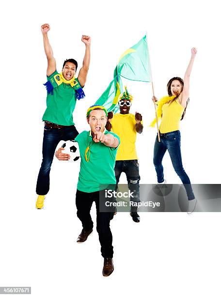 Exuberant Excitación Los Fanáticos Del Fútbol Brasileño Jump Por Placer Foto de stock y más banco de imágenes de Aficionado