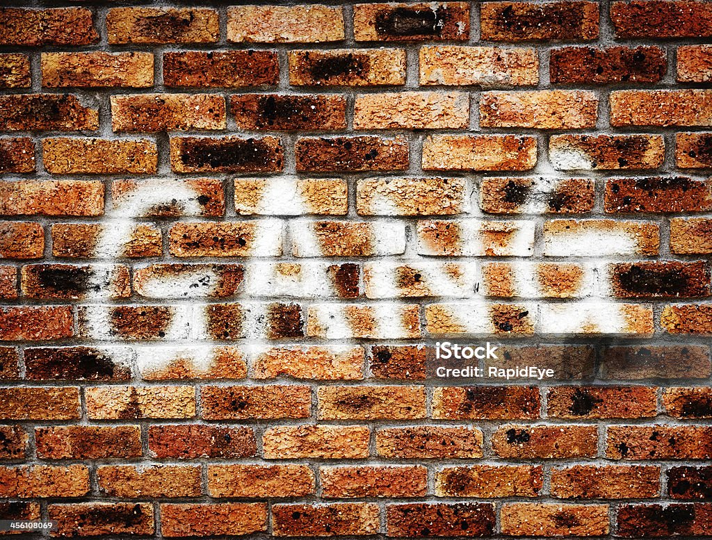 Grafite diz turma em bruto parede de tijolos, aviso ou oferecem? - Foto de stock de Computação Gráfica royalty-free