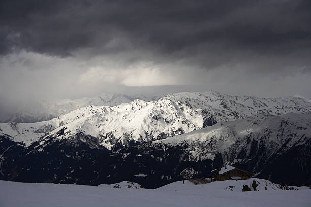 zillertal, storm comming en la región de los alpes - comming fotografías e imágenes de stock