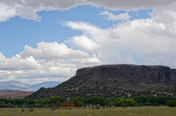 chiesa e cimitero a san ildefonso pueblo - new mexico landscape arid climate plateau foto e immagini stock