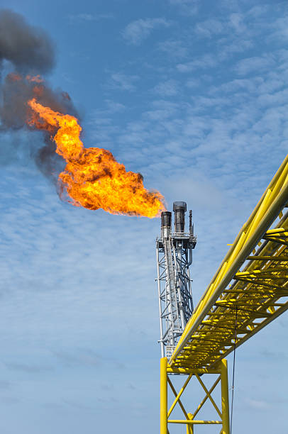 gas brûlées dans le secteur de l'énergie - oil pump flash photos et images de collection