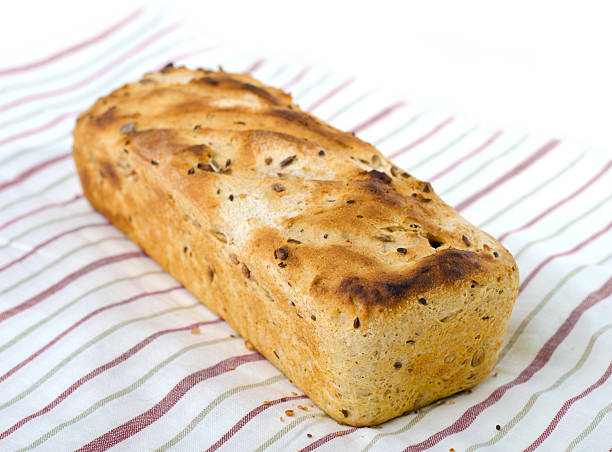 Un trozo de pan, sobre mantel - foto de stock
