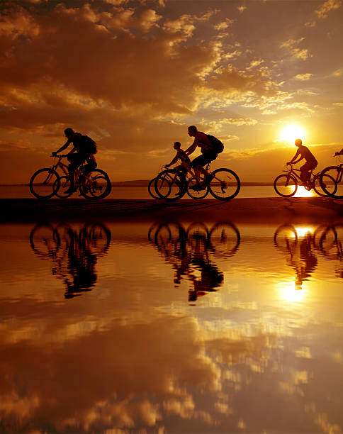 seis personas de montar una bicicleta por la costa - cycling teenager action sport fotografías e imágenes de stock