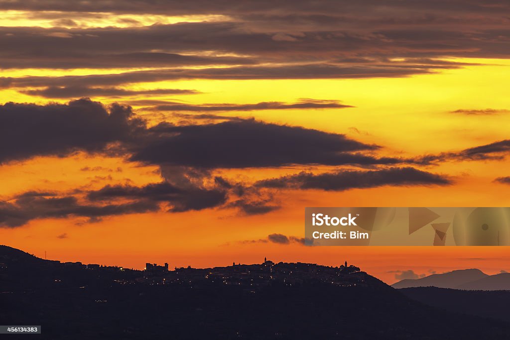 Colorido Sky Over a Sunset Castiglione d'Orcia, Toscana, Italia - Foto de stock de Aire libre libre de derechos