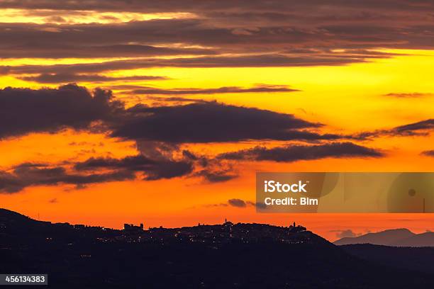 Colorido Sky Over A Sunset Castiglione Dorcia Toscana Italia Foto de stock y más banco de imágenes de Aire libre