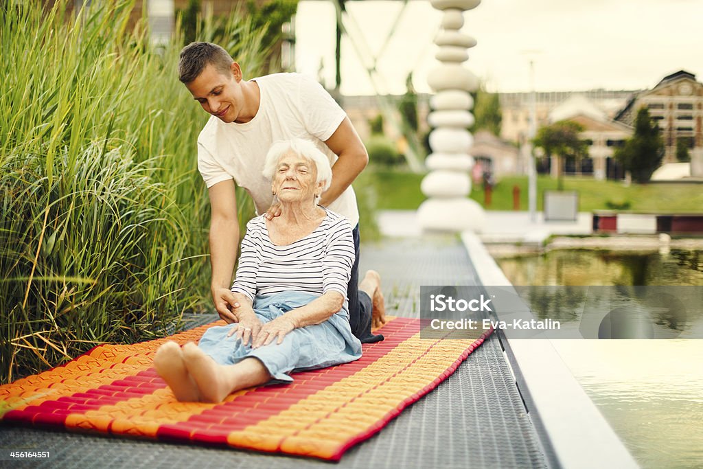 Masaje al aire libre - Foto de stock de 70-79 años libre de derechos
