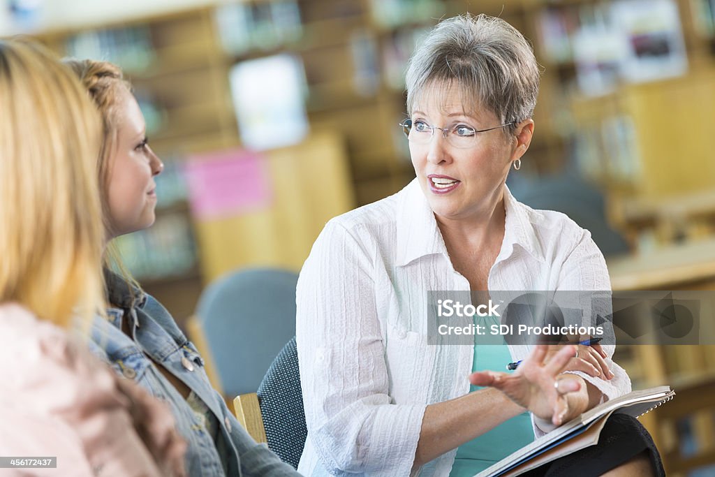 Ältere Lehrer oder Prinzip meeting mit Studenten und Eltern - Lizenzfrei Eltern Stock-Foto