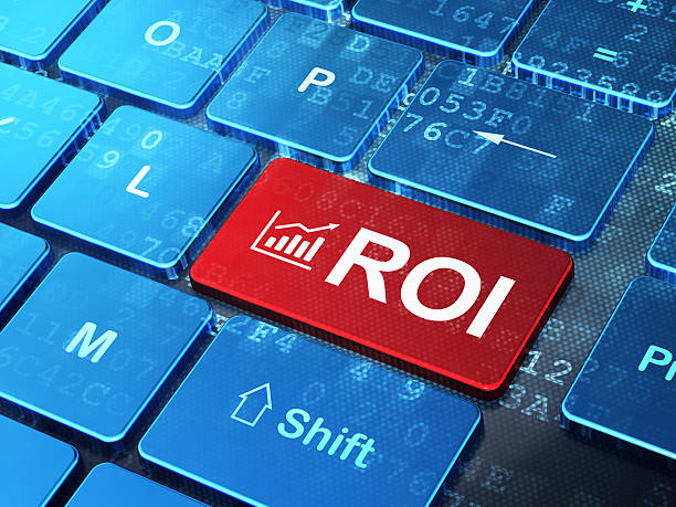 finance concept: graphique de croissance et de roi sur fond de clavier - retour sur investissement photos et images de collection