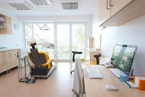 salle de chirurgie dentaire moderne - dentist surgery dental hygiene using voice photos et images de collection