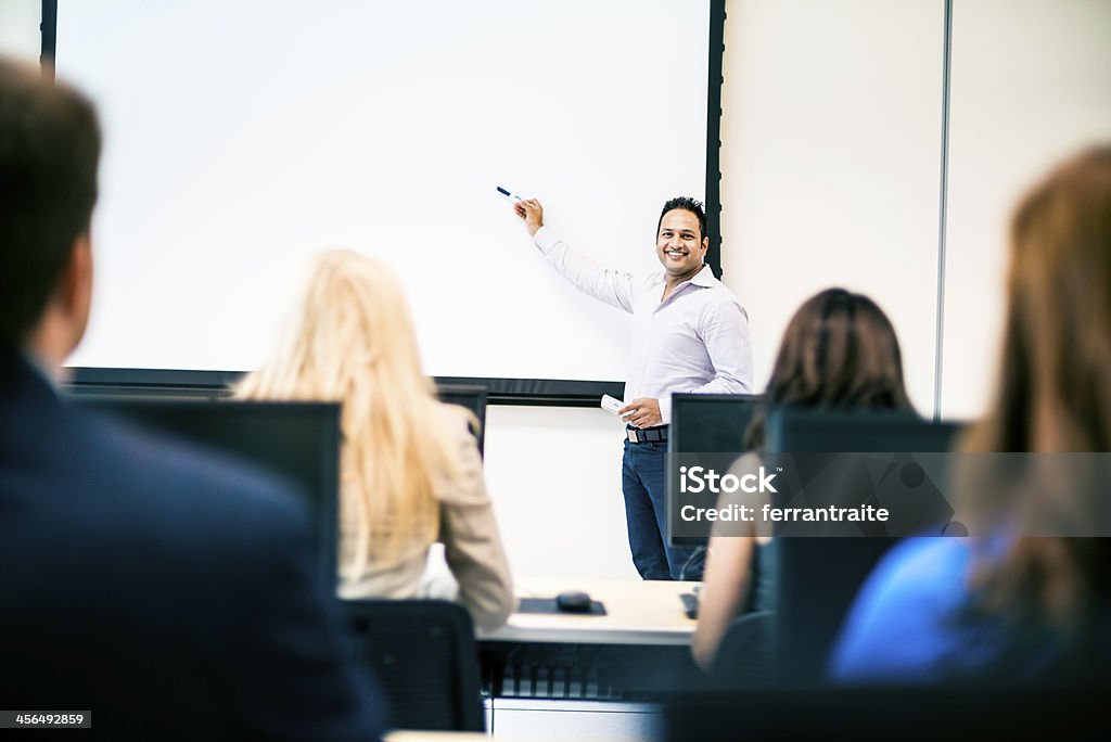 Indian Lehrer mit einem elektronischen whiteboard - Lizenzfrei Kurs Stock-Foto