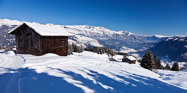 barns в зимний пейзаж - graubunden canton surselva panoramic scenics стоковые фото и изображения