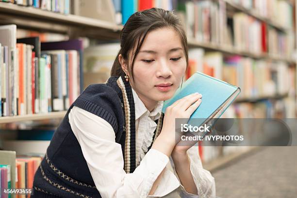 Donna Che Tiene Un Libro Nella Libreria - Fotografie stock e altre immagini di Adulto - Adulto, Ambientazione interna, Beautiful Woman