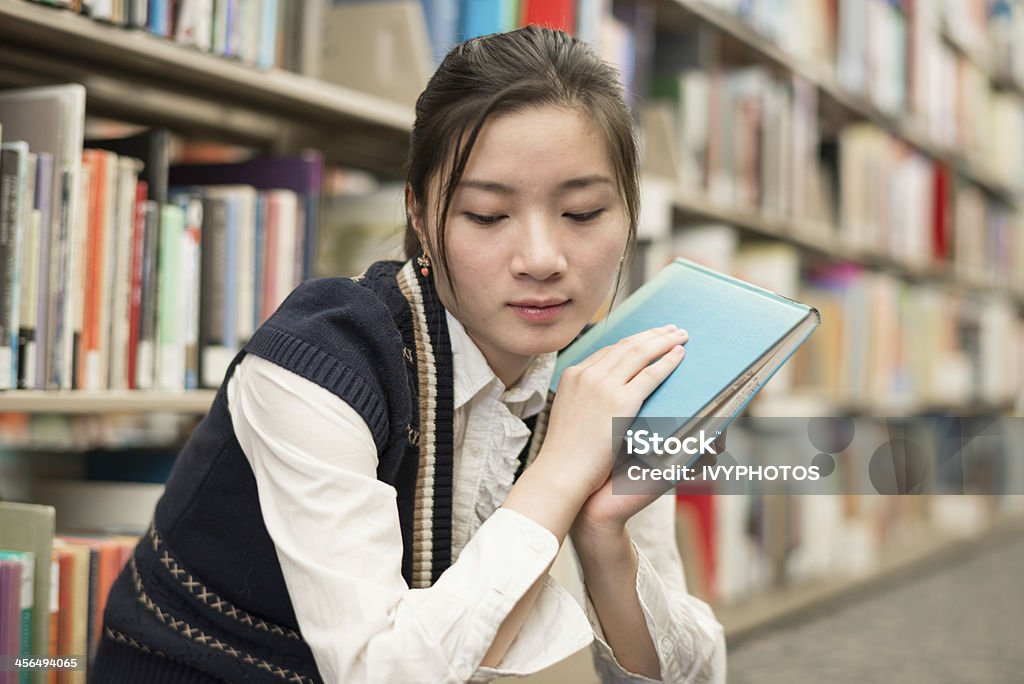 Femme tenant un livre de bibliothèque - Photo de Adulte libre de droits