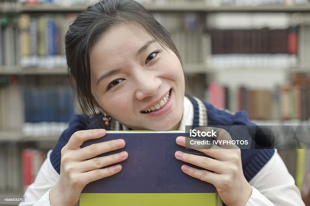 학생 안정 자신의 Chin에 머물면서 교과서 - 로열티 프리 공부 스톡 사진