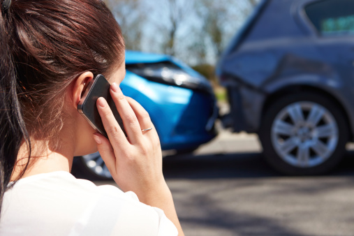 Destornillador mujer haciendo una llamada telefónica después del accidente de tráfico photo