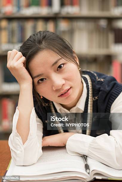 Estudiante Estudiando En Un Escritorio En La Biblioteca Foto de stock y más banco de imágenes de Abierto