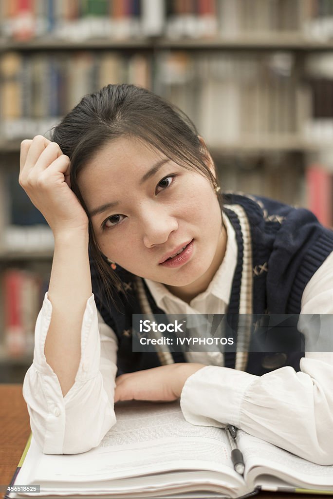 Estudante estudar em uma mesa na biblioteca - Royalty-free Aberto Foto de stock