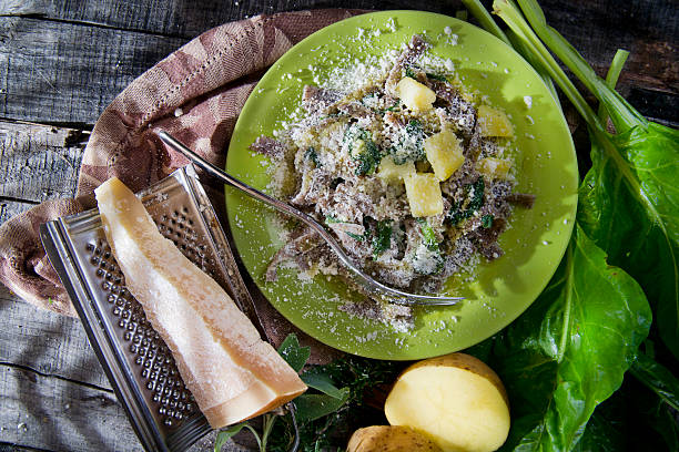 plato tradicional de valtellina italia, pizzoccheri - pizzoccheri fotografías e imágenes de stock