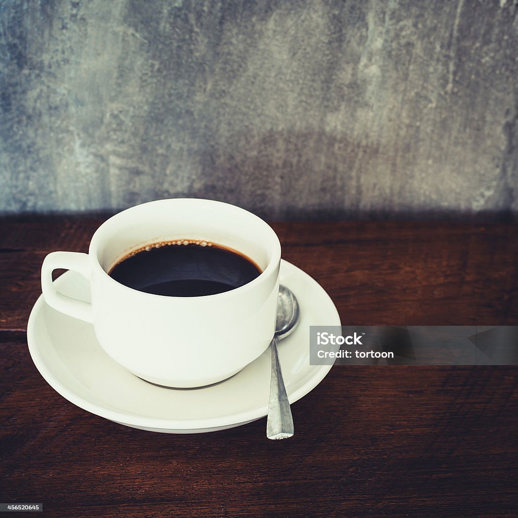 Czarna kawa w biały Kubek na drewnianym - Zbiór zdjęć royalty-free (Bez ludzi)