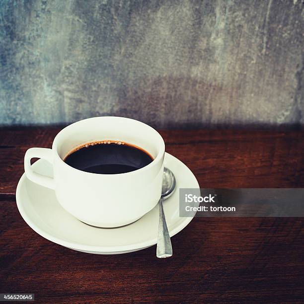 Czarna Kawa W Biały Kubek Na Drewnianym - zdjęcia stockowe i więcej obrazów Bez ludzi - Bez ludzi, Biały, Czarna kawa