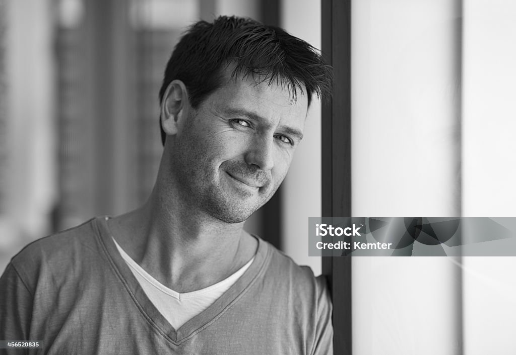 Um homem em roupa casual sorrisos em preto e branco de fotos. - Royalty-free 30-39 Anos Foto de stock