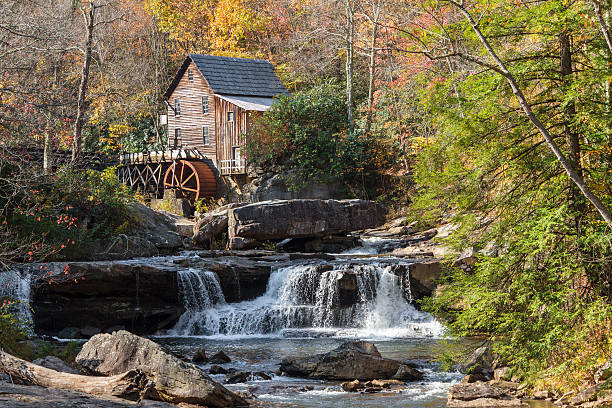 glade creek mill et de feuilles d'automne coloré - autumn watermill glade creek waterfall photos et images de collection