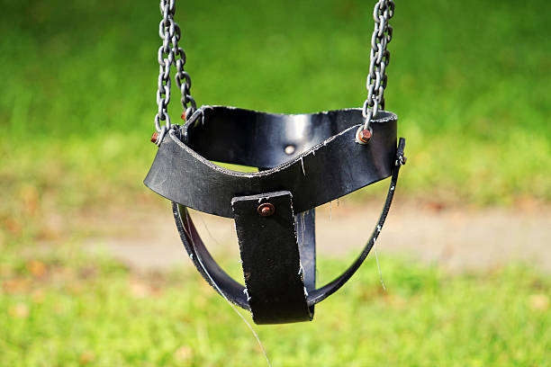 balanço no parque infantil - freedom tire swing tire swing imagens e fotografias de stock