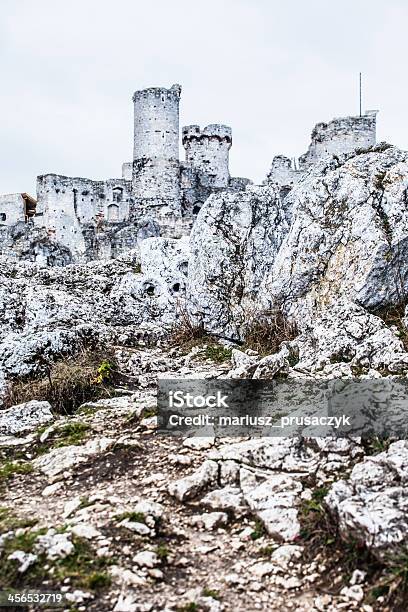 Foto de As Ruínas Do Castelo Velho Da Ogrodzieniec Fortificações Polônia e mais fotos de stock de Castelo