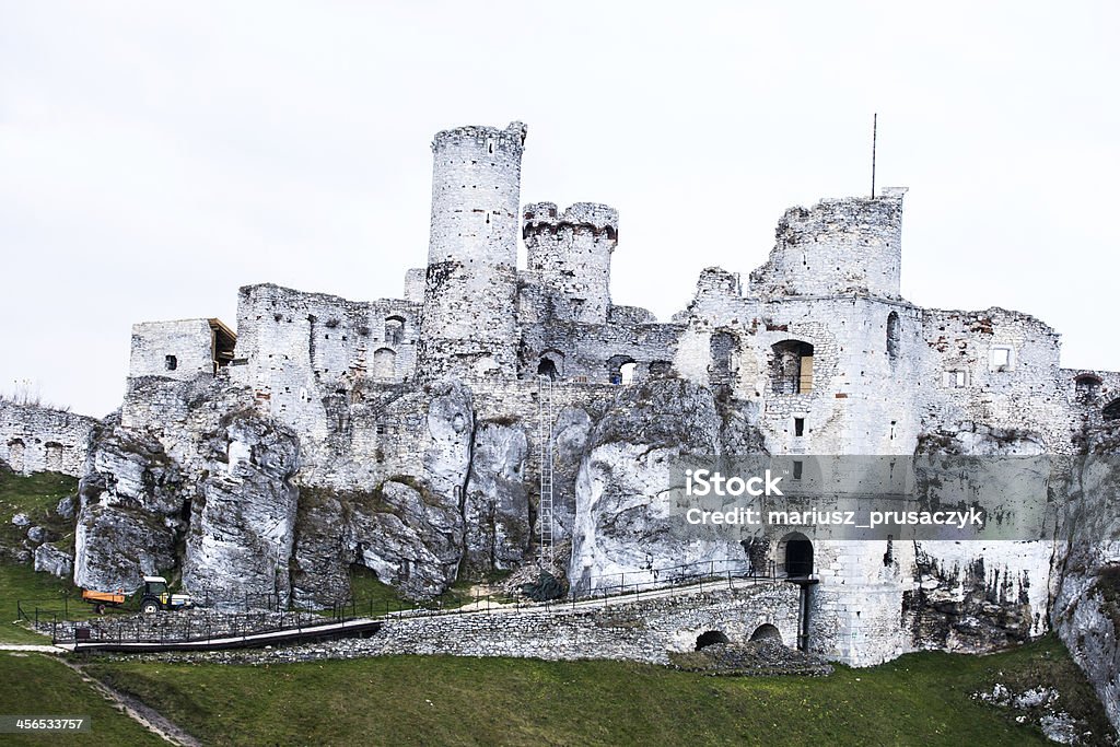 Ruinas del antiguo castillo de Ogrodzieniec fortifications, Polonia. - Foto de stock de Castillo - Estructura de edificio libre de derechos