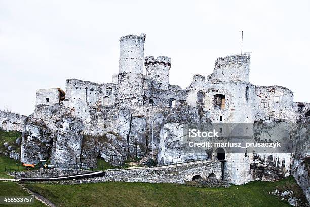 Ruinas Del Antiguo Castillo De Ogrodzieniec Fortifications Polonia Foto de stock y más banco de imágenes de Castillo - Estructura de edificio