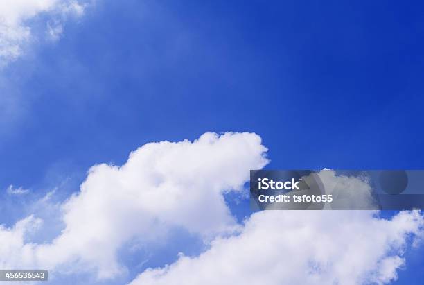 Cielo Azul Y Nubes Blancas Foto de stock y más banco de imágenes de Aire libre - Aire libre, Aspiraciones, Azul