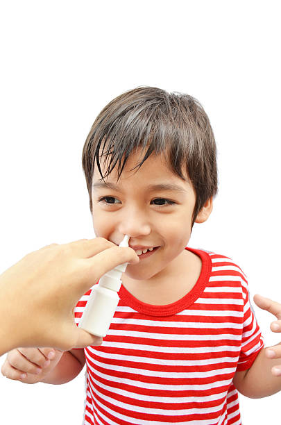 soro nasal remédio para gripe e frios - child human nose allergy spraying - fotografias e filmes do acervo