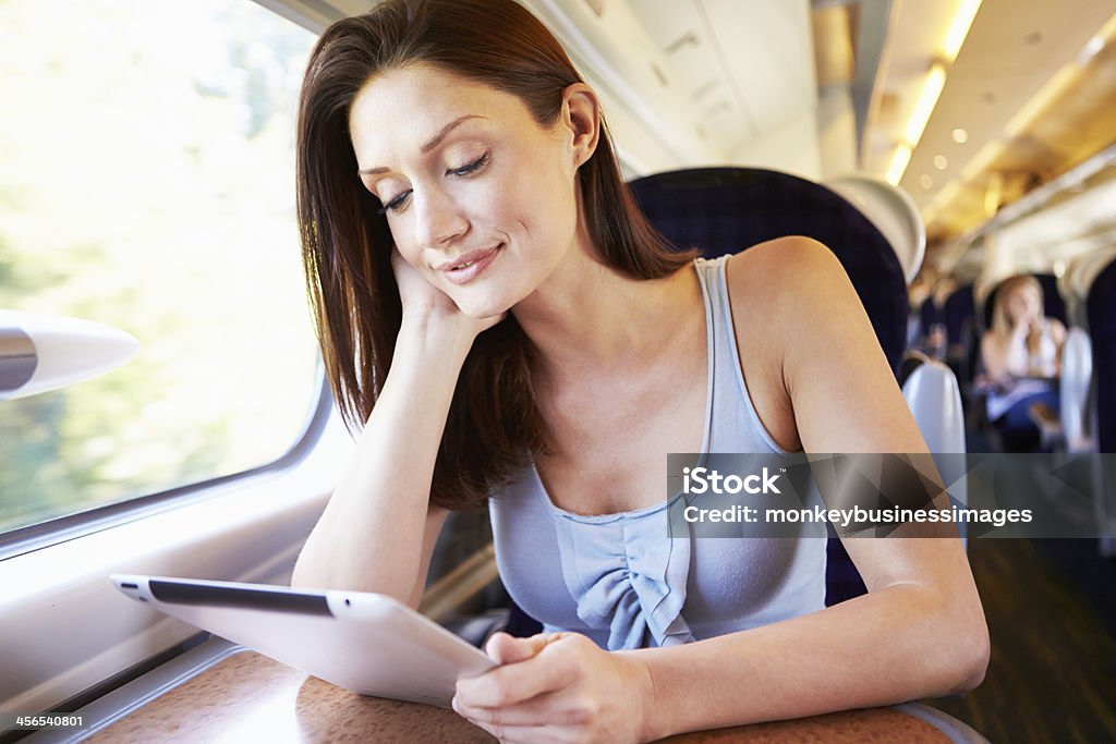 Frau mit Tablet PC auf den Zug - Lizenzfrei Arbeiten Stock-Foto