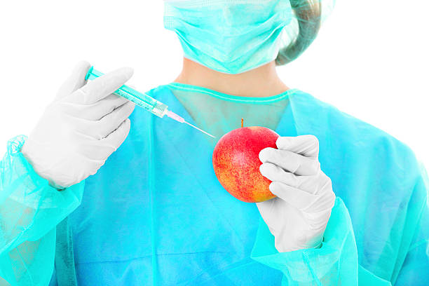 модифицированная яблоко - injecting healthy eating laboratory dna стоковые фото и изображения