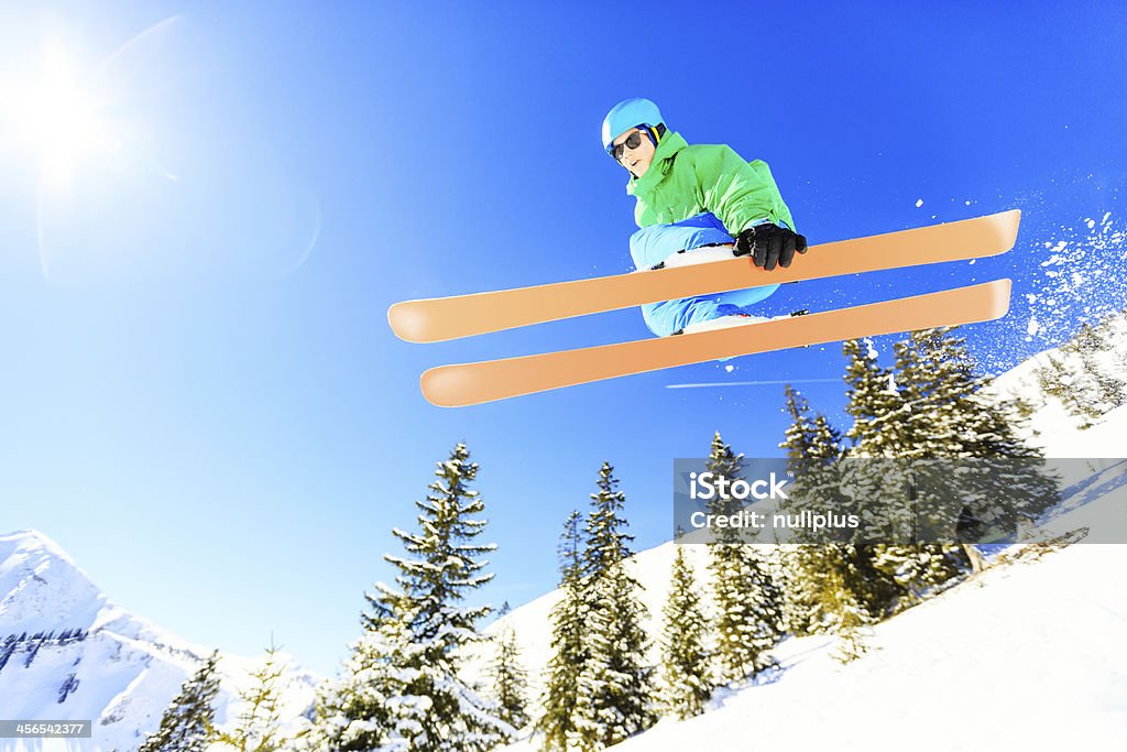 액션 샷, 십대 뛰어내림 그의 스키 - 로열티 프리 스키타기 스톡 사진