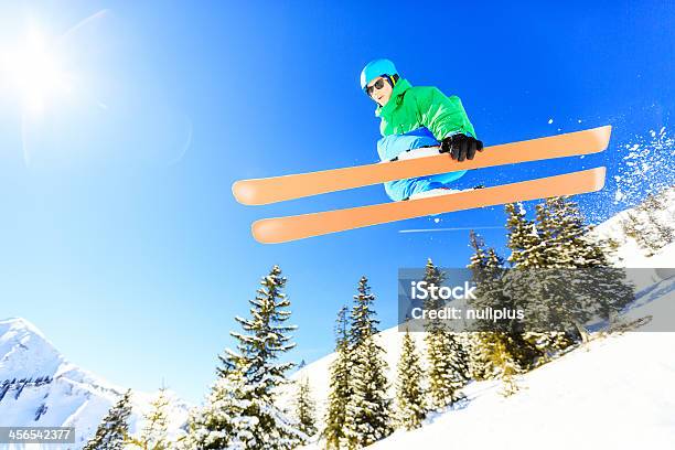액션 샷 십대 뛰어내림 그의 스키 스키타기에 대한 스톡 사진 및 기타 이미지 - 스키타기, 헬멧, 스포츠 헬멧