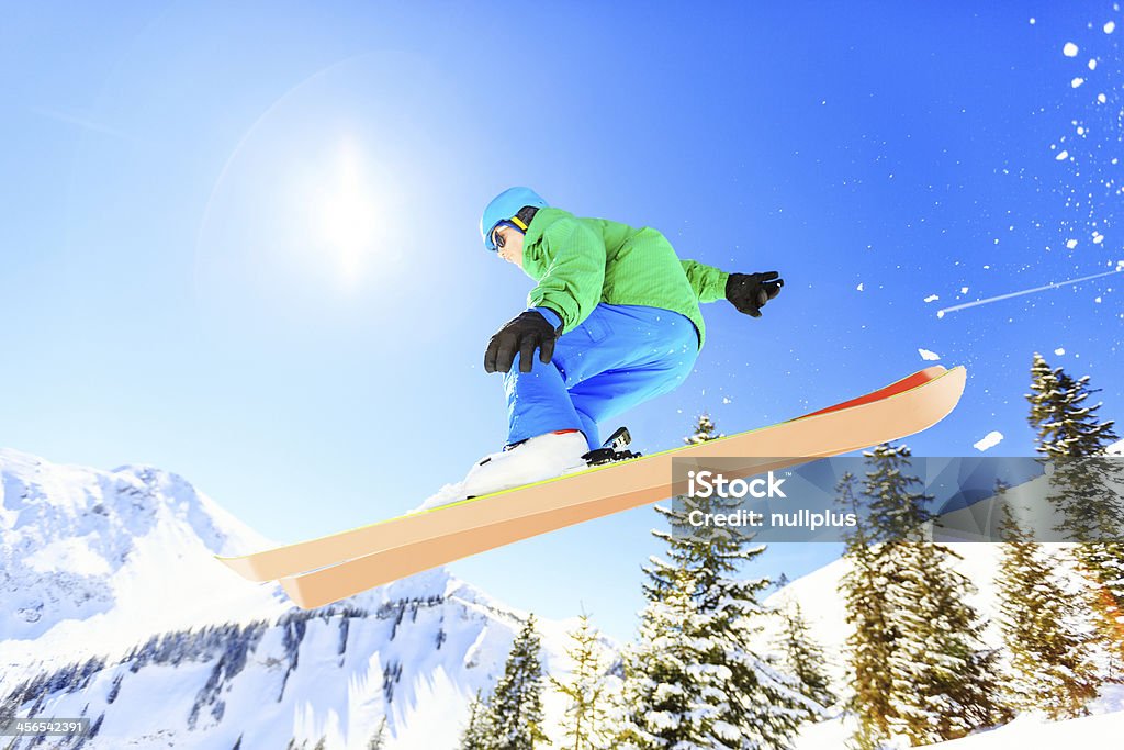 action-Aufnahmen von teenager-jumping mit seinem skier - Lizenzfrei Aktiver Lebensstil Stock-Foto