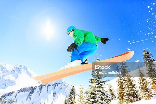 Actionaufnahmen Von Teenagerjumping Mit Seinem Skier Stockfoto und mehr Bilder von Aktiver Lebensstil