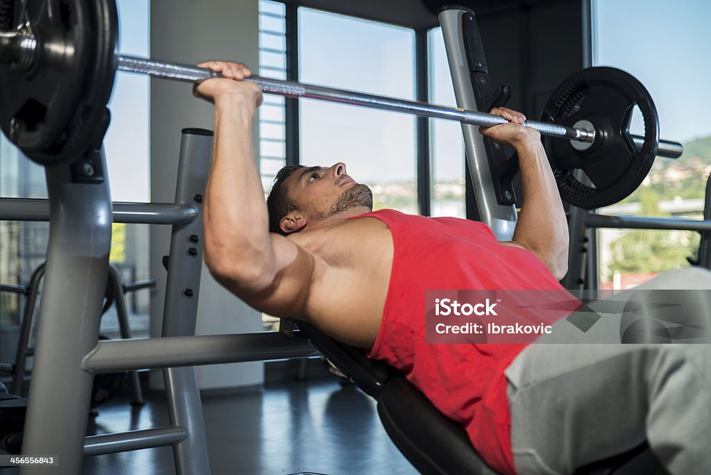 Levantamiento de pesas en banco para hacer ejercicios - Foto de stock de Actividad libre de derechos