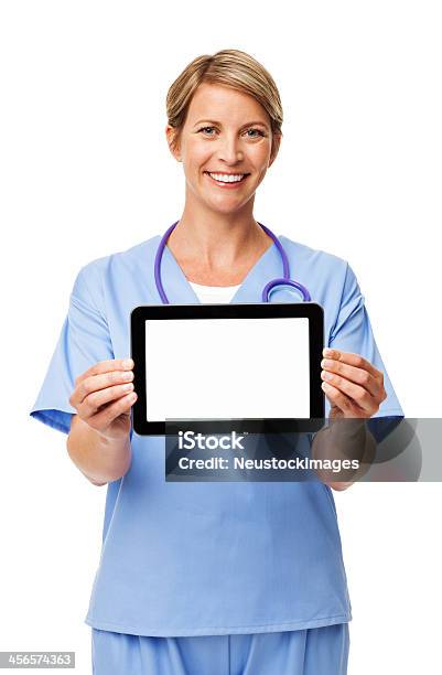 Chirurg W Komplet Medyczny Z Cyfrowego Tabletu - zdjęcia stockowe i więcej obrazów 30-34 lata - 30-34 lata, 30-39 lat, Białe tło