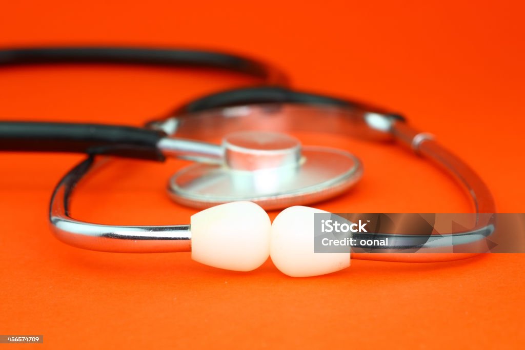 Stéthoscope sur fond rouge - Photo de Bruit libre de droits