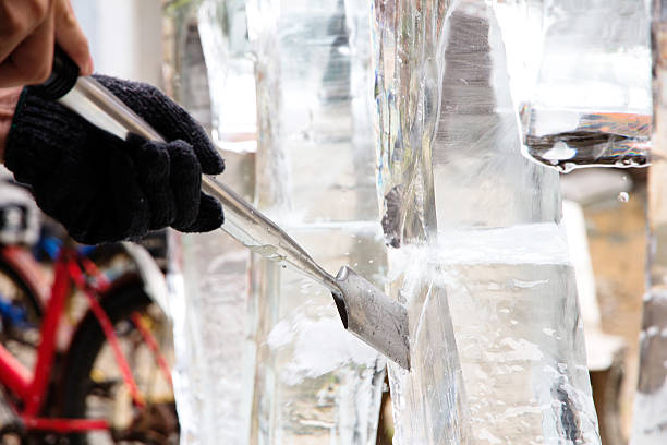 ice carver con scalpello per creare - ice carving sculpture chisel foto e immagini stock