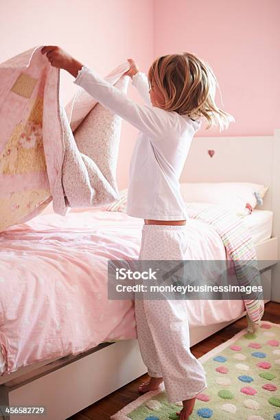 Chica Joven Haciendo Su Cama Foto de stock y más banco de imágenes de Cama - Cama, Niño, Hacer