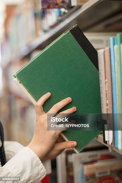 Student Korzystanie Z Książki Na Półce - zdjęcia stockowe i więcej obrazów Biblioteka - Biblioteka, Książka, Nowoczesny