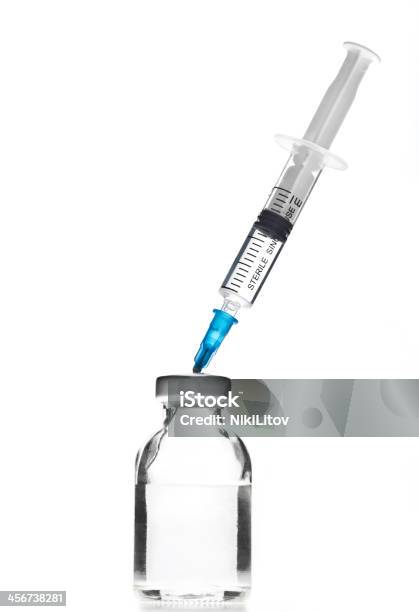 Phiole Und Spritze Stockfoto und mehr Bilder von Botulinumtoxin-Spritze - Botulinumtoxin-Spritze, Spritze, Weißer Hintergrund