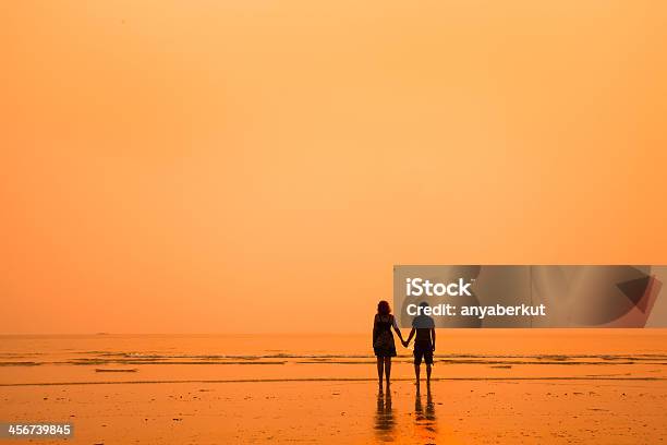 Coppia Di Innamorati Sulla Spiaggia - Fotografie stock e altre immagini di Adulto - Adulto, Allegro, Ambientazione esterna