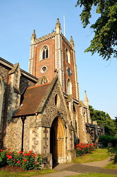 inglês igreja com torre de relógio - built structure church flint stone imagens e fotografias de stock