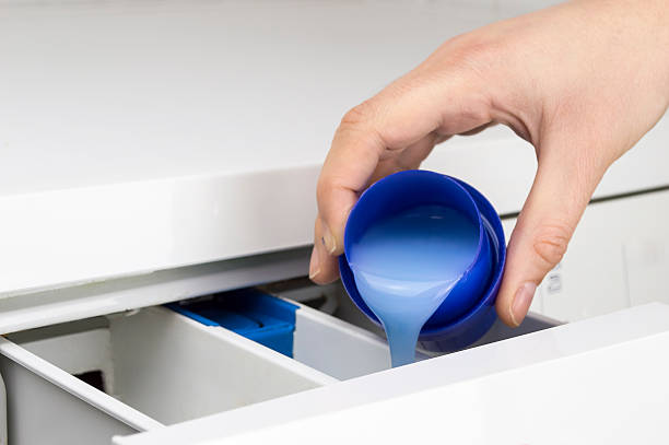 손으로 주둥이 액체형 전용세제 - dishwashing detergent 뉴스 사진 이미지